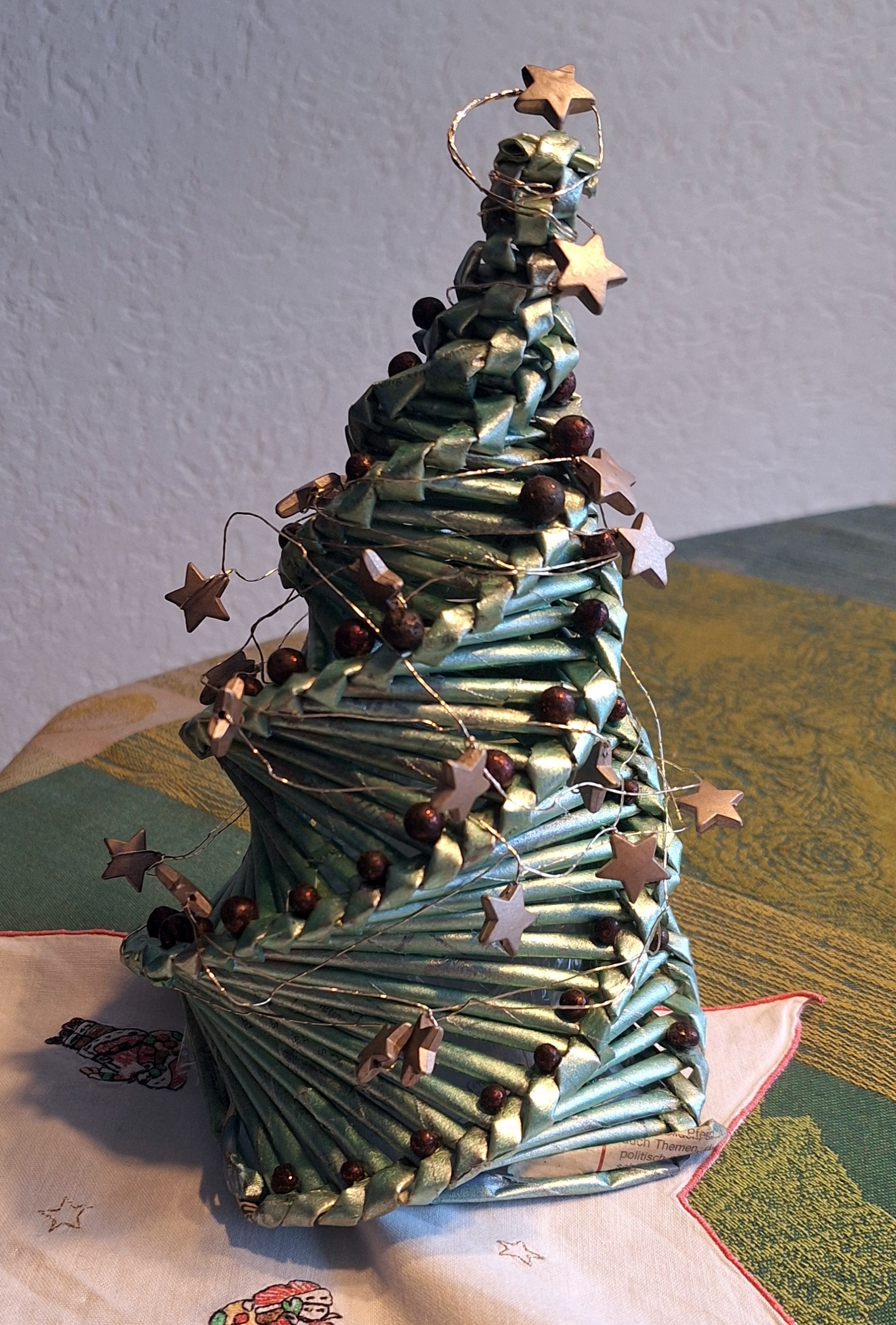 „Paper Basket“ - Weihnachtsbaum aus Zeitungspapier